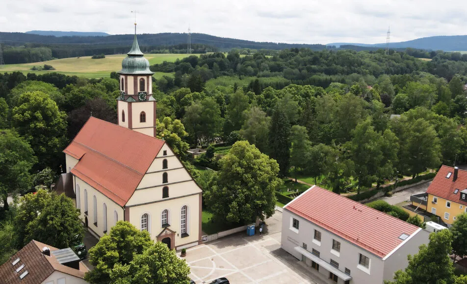 Martin-Luther-Kirche-Trossingen_Foto-M-U-Messner Luftbild Martin-Luther-Kirche Trossingen (Foto: M.-U. Messner)