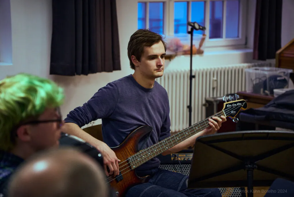 Bass bei der Jam Session im Kons