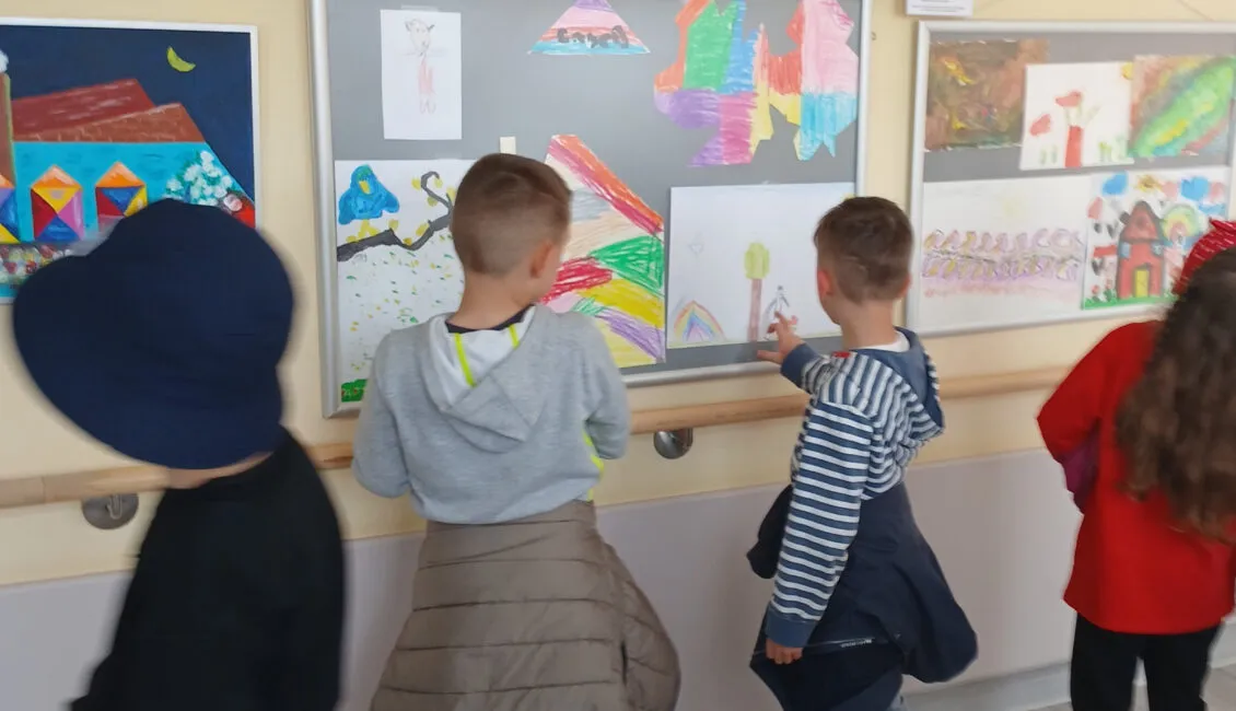 Besucherinnen und Besucher sind eingeladen, die Ausstellung bis April zu erleben und kreative Begegnungen zwischen Alt und Jung zu entdecken.