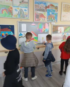 Besucherinnen und Besucher sind eingeladen, die Ausstellung bis April zu erleben und kreative Begegnungen zwischen Alt und Jung zu entdecken.