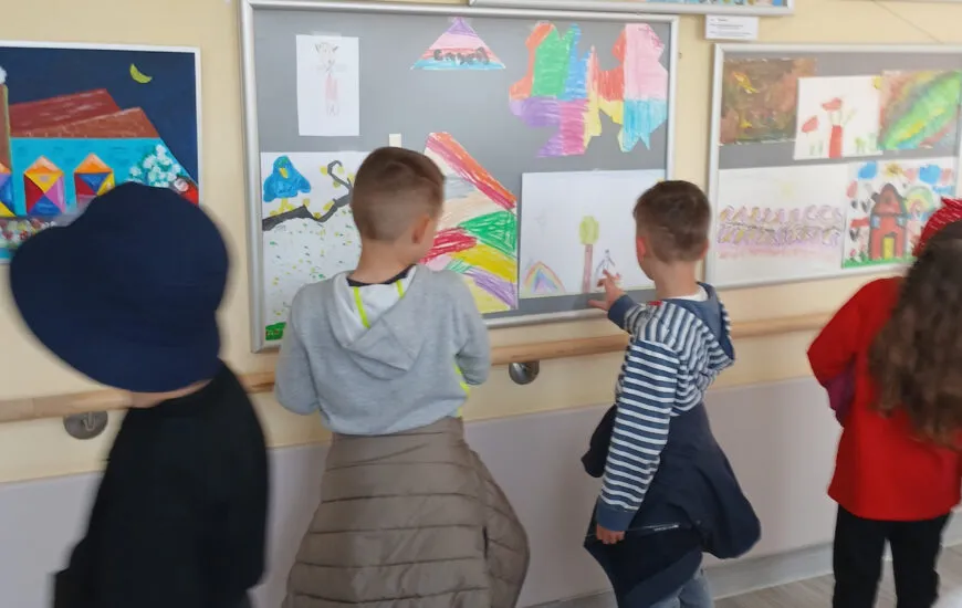 Besucherinnen und Besucher sind eingeladen, die Ausstellung bis April zu erleben und kreative Begegnungen zwischen Alt und Jung zu entdecken.