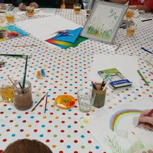 Kinder der Ganztagsbetreuung gestalteten gemeinsam mit Bewohnerinnen und Bewohnern des Seniorenzentrums sowie Gästen der Tagespflege einen kreativen Kunstnachmittag.