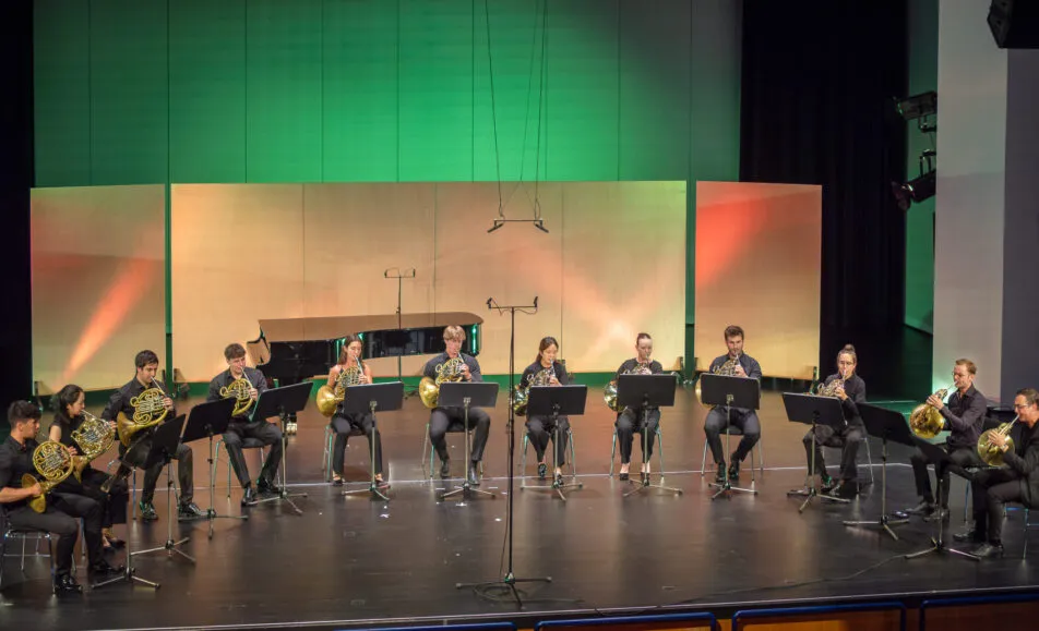Bühnenfoto des Hornensembles der HfM Trossingen | (c) HfM Trossingen