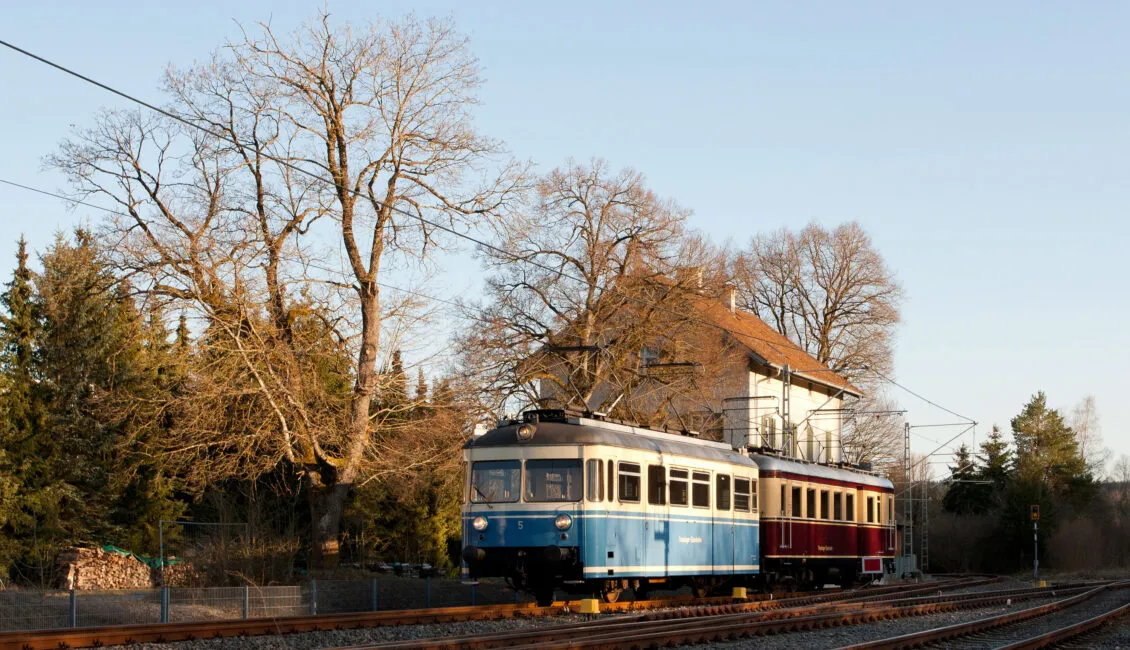 Mondscheinfahrt im Abendlicht: Die Triebwagen T3 und T5 erreichen den Staatsbahnhof Mondscheinfahrt im Abendlicht: Die Triebwagen T3 und T5 erreichen den Staatsbahnhof. Foto: Freundeskreis Trossinger Eisenbahn