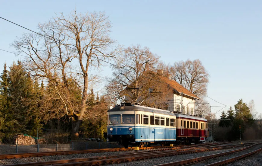 Mondscheinfahrt im Abendlicht: Die Triebwagen T3 und T5 erreichen den Staatsbahnhof. Foto: Freundeskreis Trossinger Eisenbahn