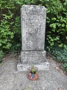 Der Gedenkstein ist tatsächlich der Grabstein des Lehrers, der auf dem Friedhof Weilstetten stand.